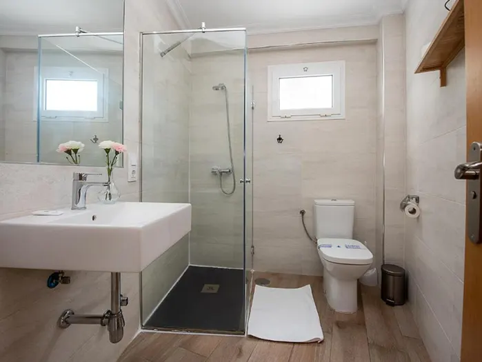 Habitaciones con baño privado en la Macarena Sevilla Hostal La Muralla